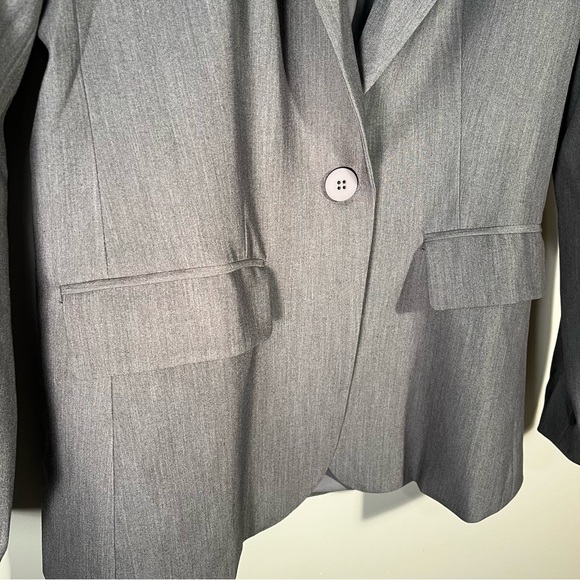 Elegant Women's Gray Blazer - Picture 6 of 7